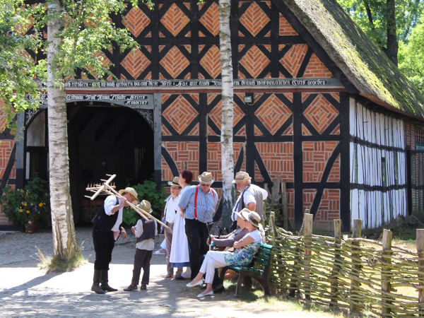 Das Bild zeigt eine Gruppe von Menschen vor dem Freilichtmuseum Diesdorf 