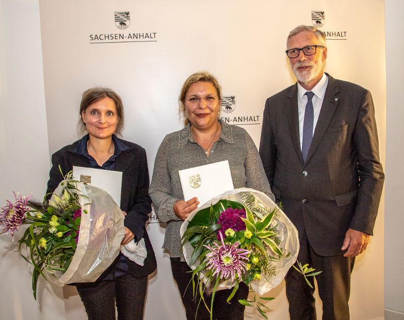 Rainer Robra mit den beiden Preisträgerinnen