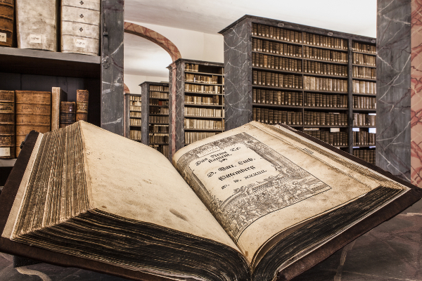 Das Bild zeigt eine Luther-Bibel in den Frankeschen Stiftungen