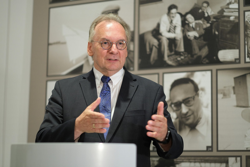 Das Bild zeigt Ministerpräsident Dr. Reiner Haseloff während seiner Rede anlässlich der Gründung der Stiftung.