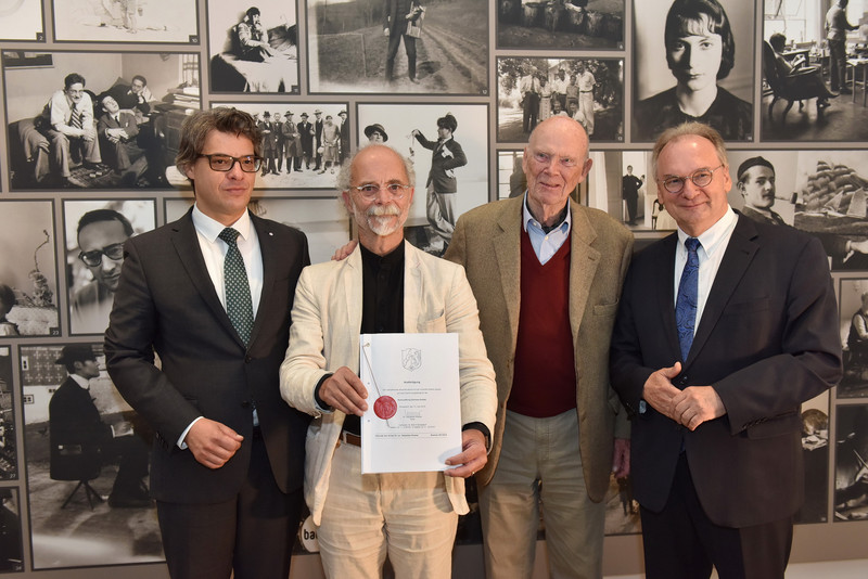 Das Bild zeigt den Direktor der Feininger Galerie Michael, Freitag, Kunstmäzen Armin Rühl und Ministerpräsident Dr. Reiner Haseloff.