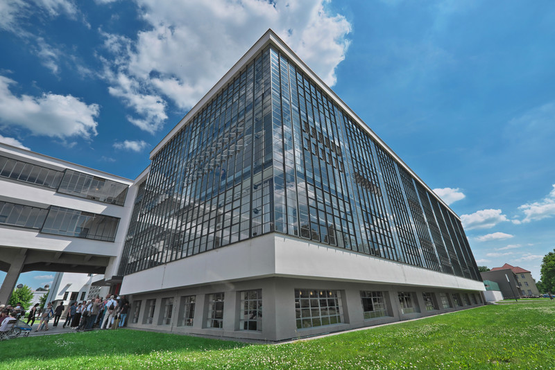 Das Bild zeigt das Bauhausgebäude Dessau