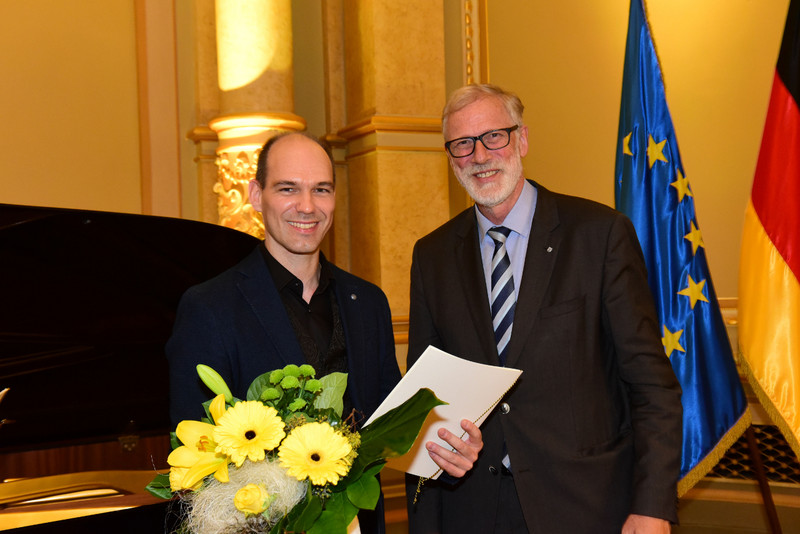 Das Bild zeigt den Preisträger Zsolt-Tihamér Visontay und Rainer Robra