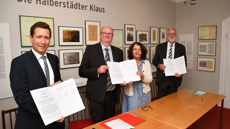 Das Bild zeigt die Unterzeichner der Vereinbarung