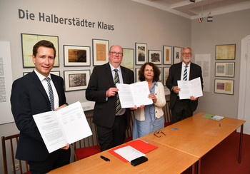 Das Bild zeigt die Unterzeichner der Vereinbarung