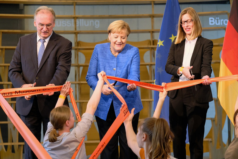 Das Bild zeigt Haseloff, Merkel und Perren
