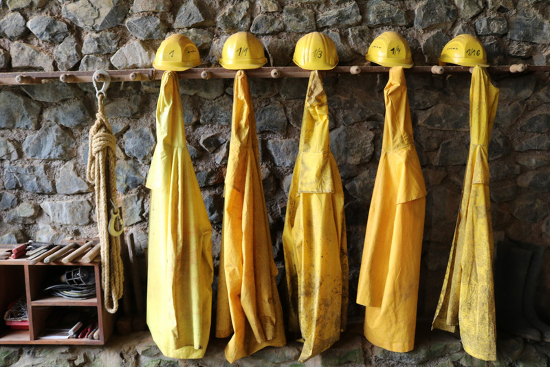 Das Foto zeigt gelbe Ölmäntel in der Grube Glasebach