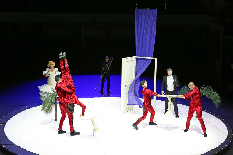 Szene aus der Kandinsky Oper Violett