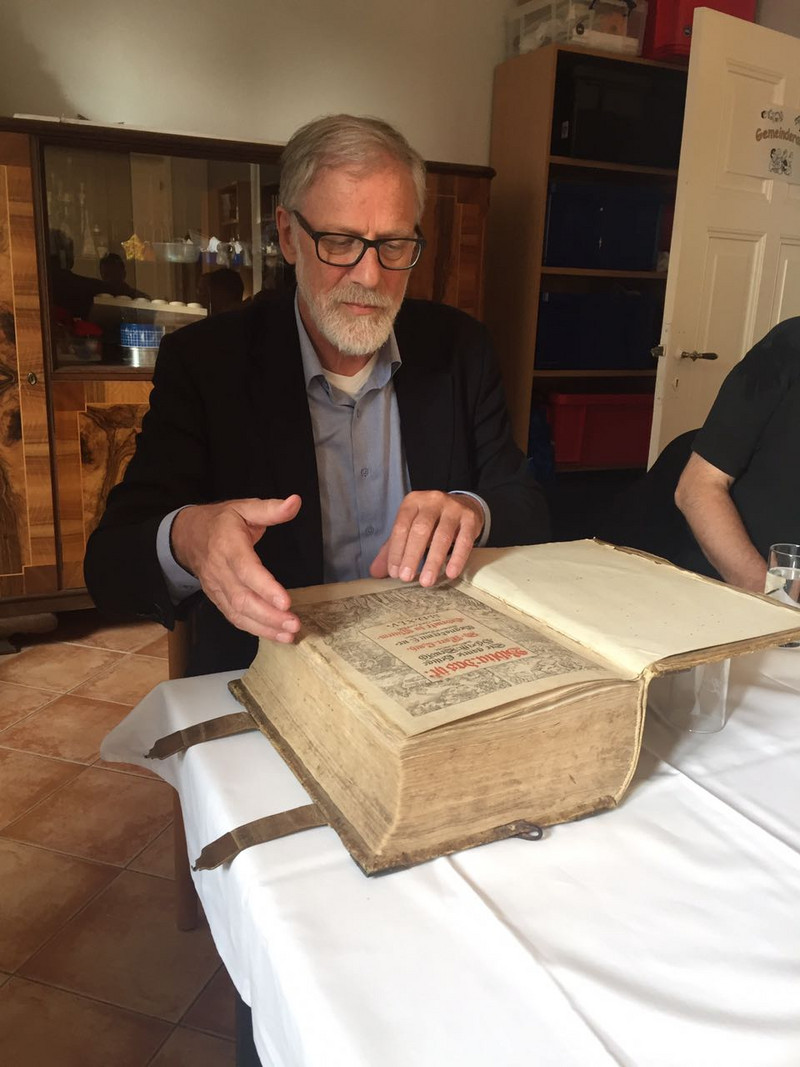 Kulturminister Rainer Robra mit einer Hans-Lufft-Bibel