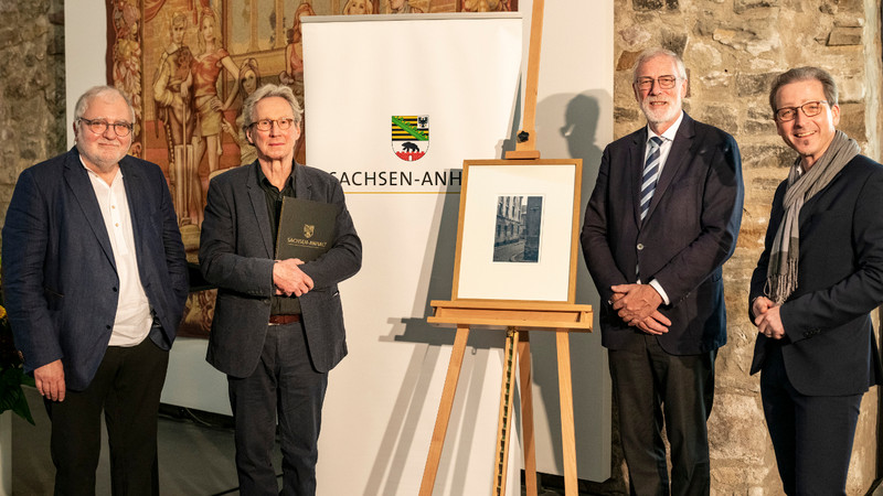 Das Bild zeigt den Preisträger Ulrich Wüst bei der Preisverleihung